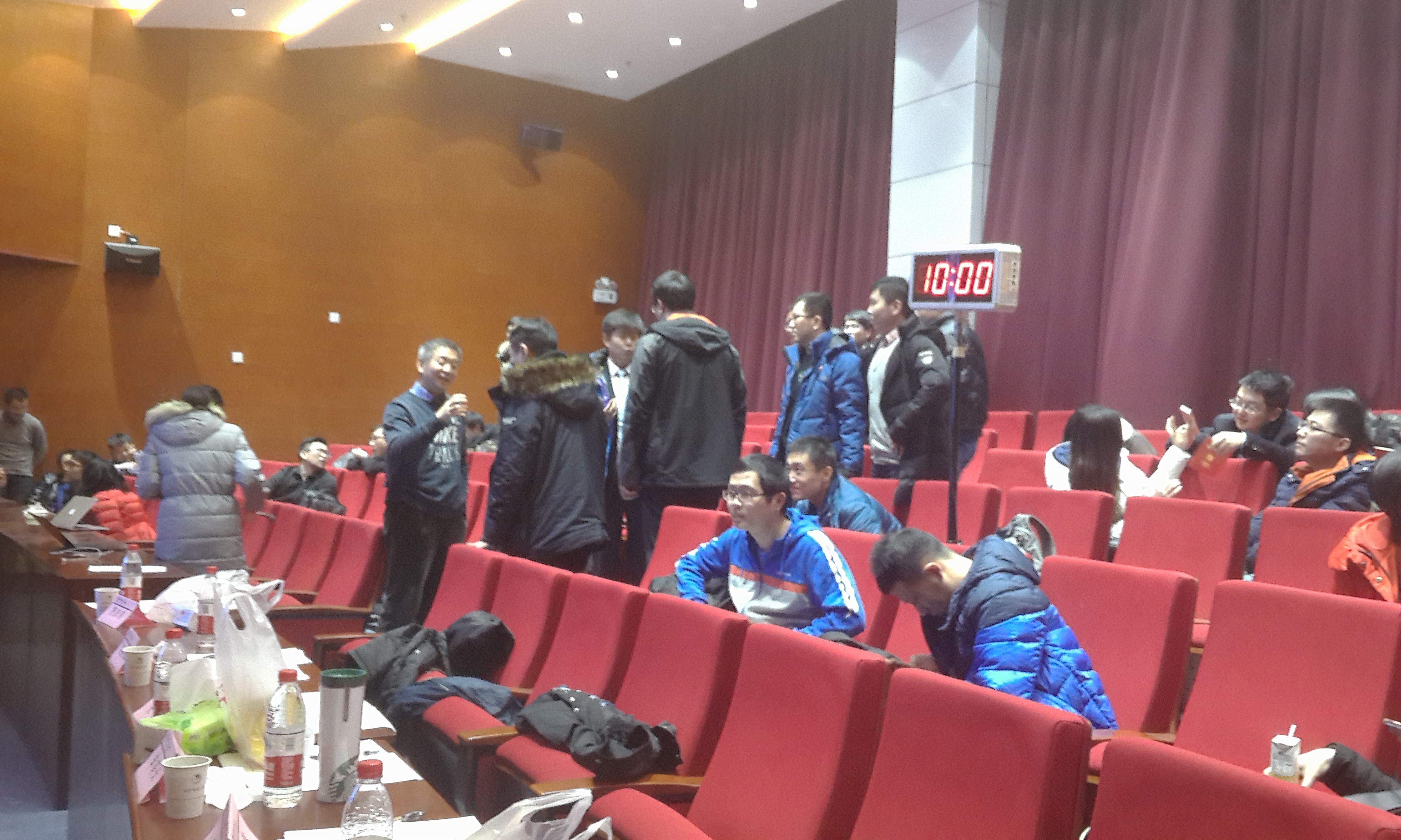 图2:参赛团队与评委间热烈讨论